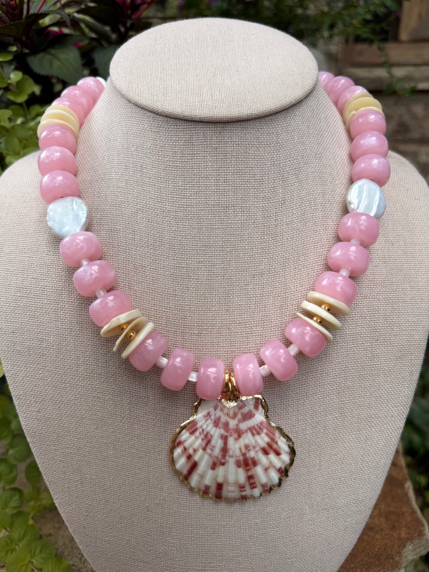 Beachy: colorful beads with shell pendant