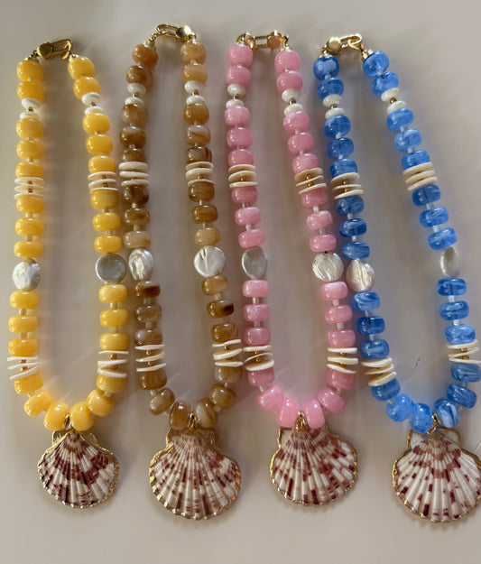 Beachy: colorful beads with shell pendant