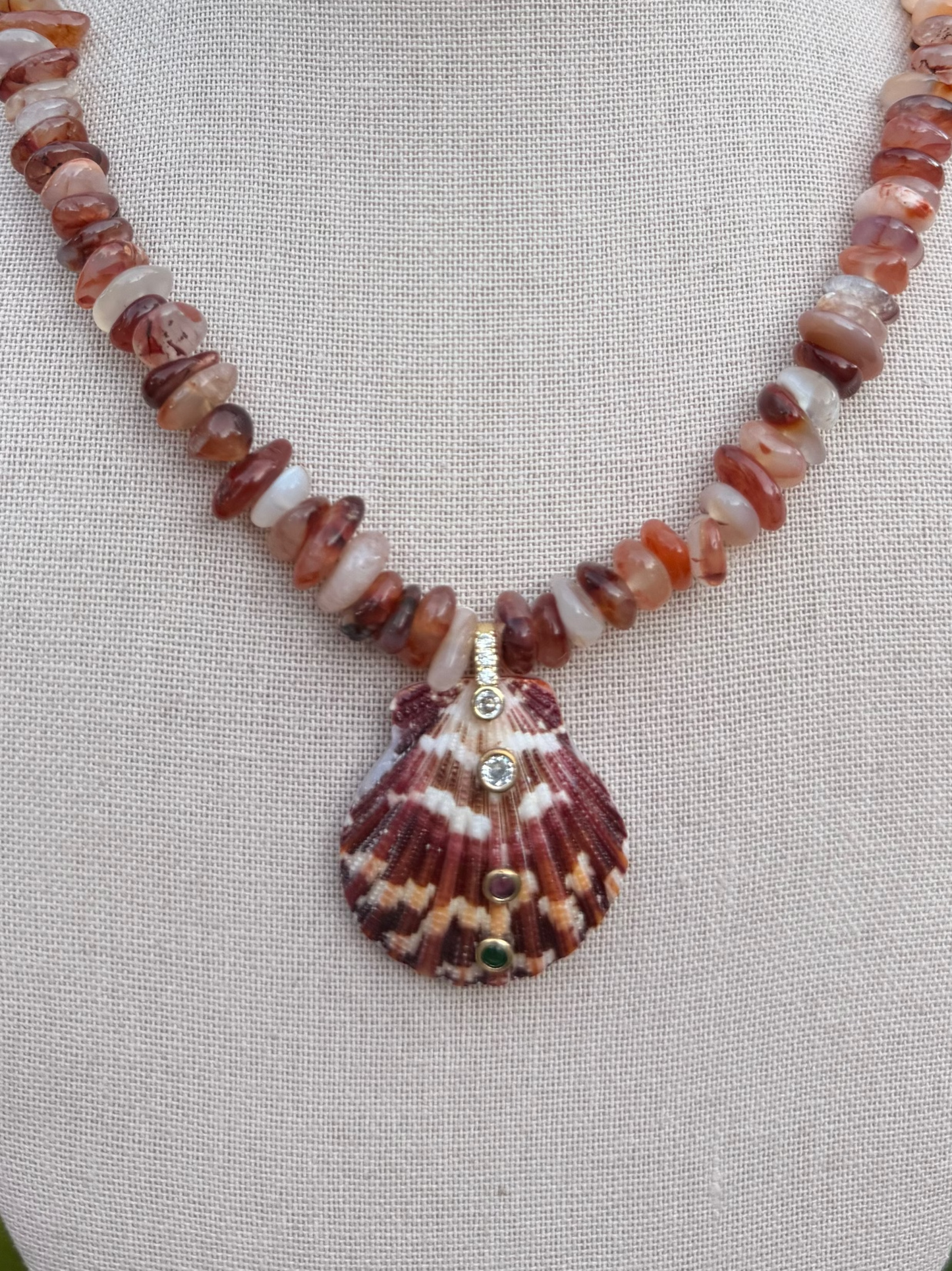 Beachy: Fall stones with shell pendant