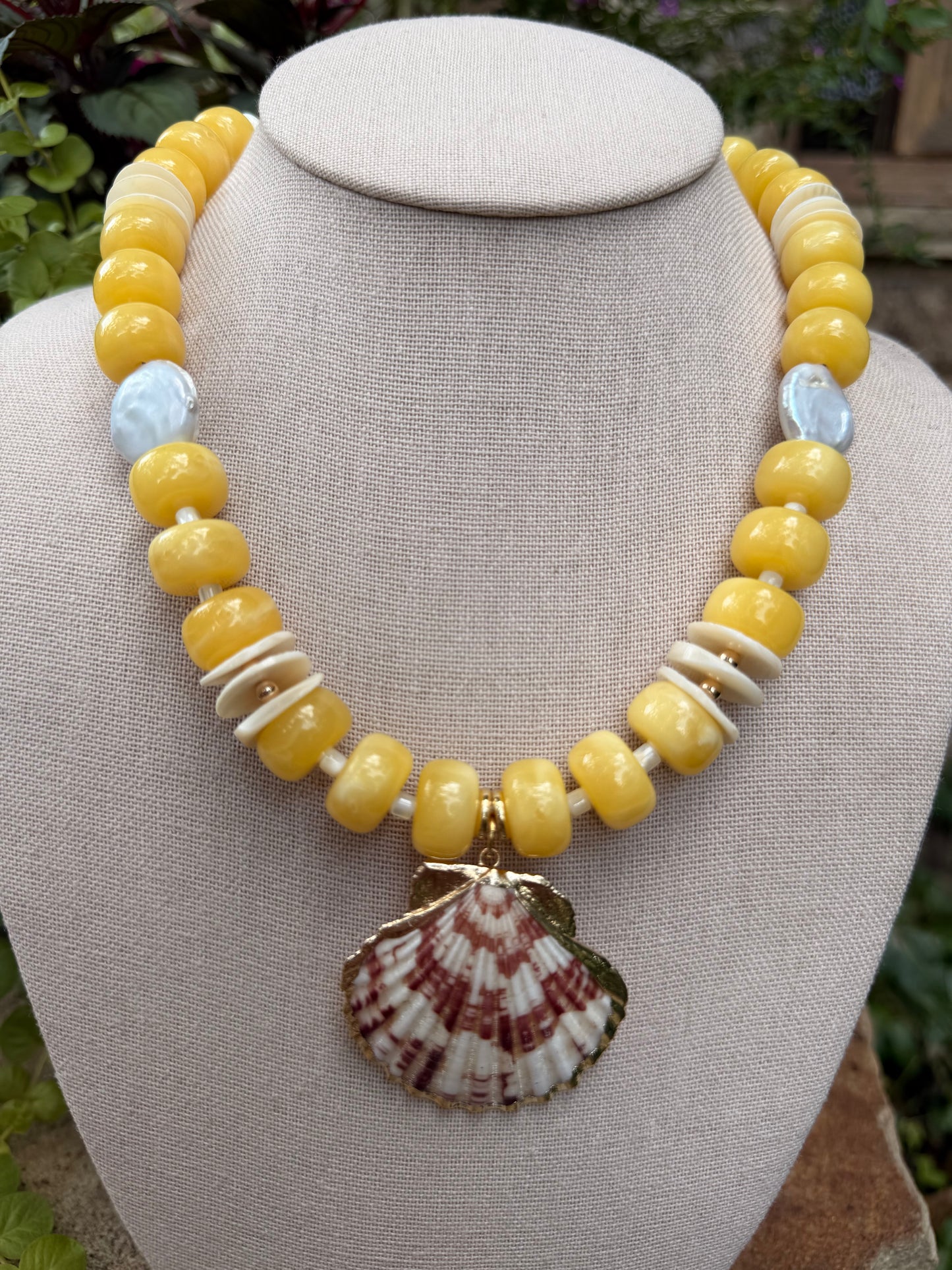 Beachy: colorful beads with shell pendant