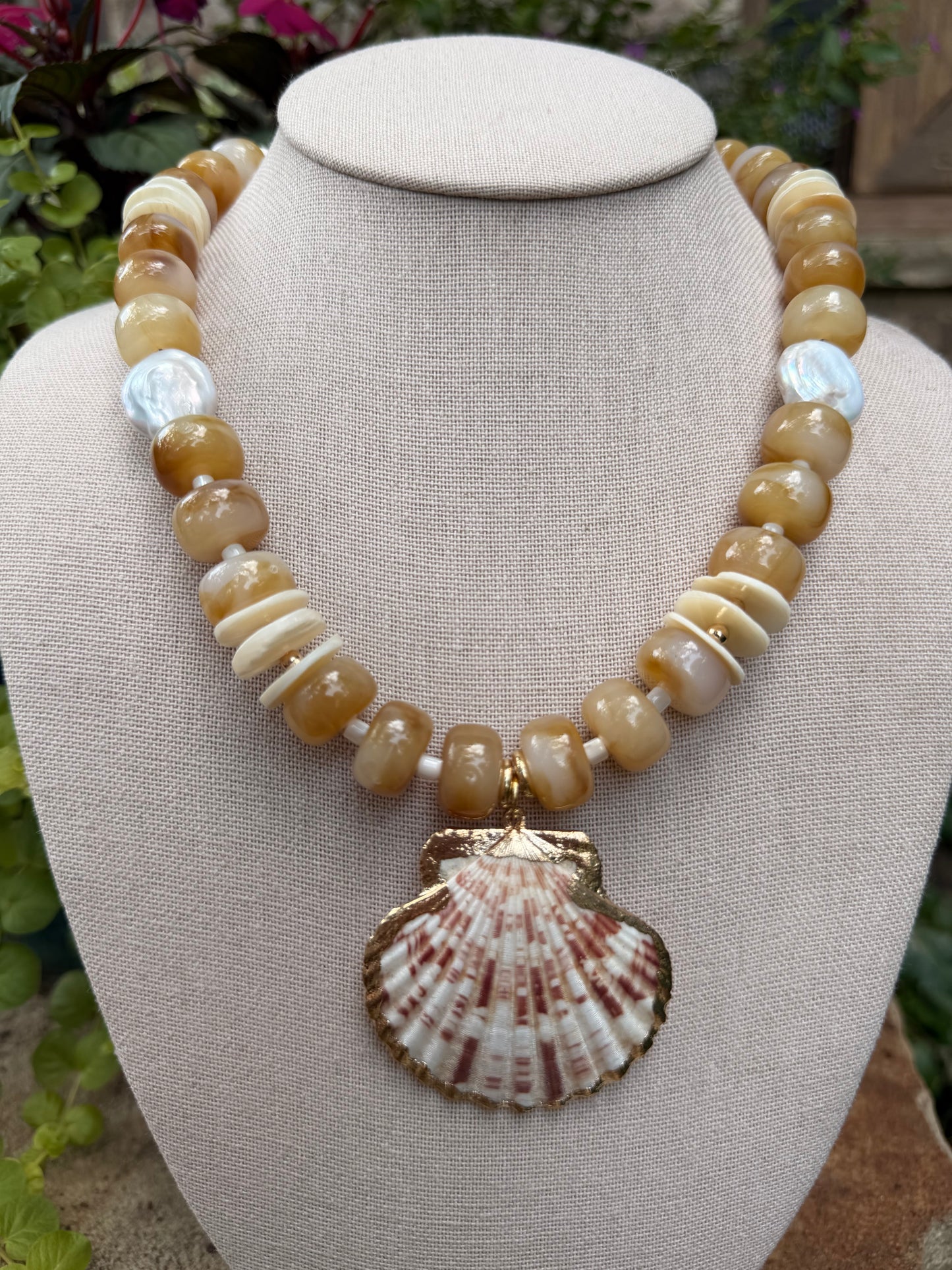 Beachy: colorful beads with shell pendant