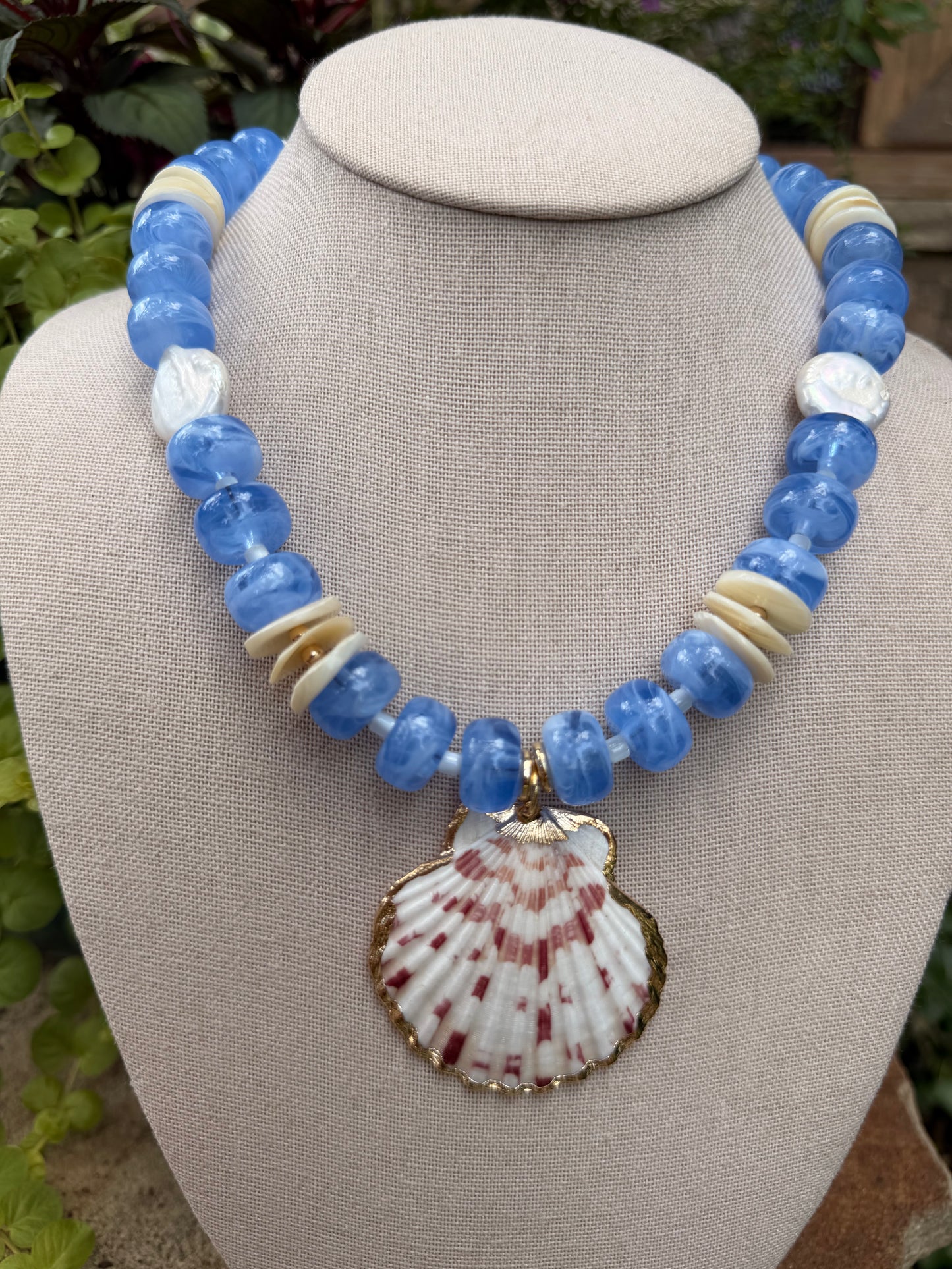 Beachy: colorful beads with shell pendant